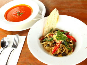 mozzarella - set lunch tomato basil soup + aglio olio pasta