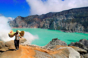 Ijen-Crater-Banyuwangi-East-Java-Indonesia